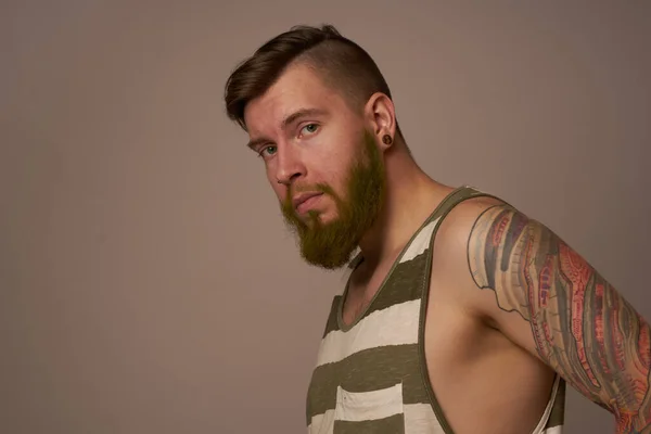 Pohledný muž s tetováním na pažích módní účes emoce — Stock fotografie