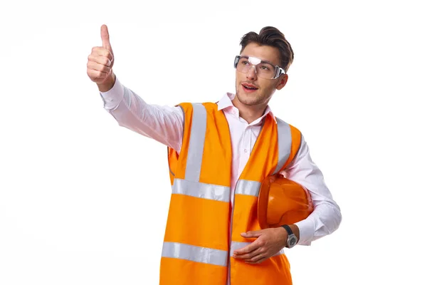 Человек в рабочей оранжевой форме строительных работ — стоковое фото