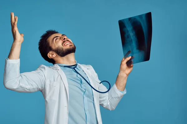 Radiologista radiologista exame de raios-X hospital tratamento paciente fundo azul — Fotografia de Stock