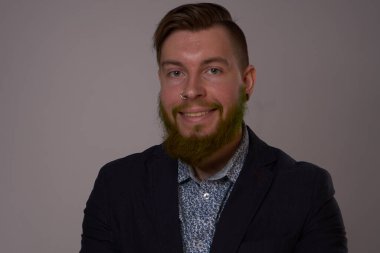 İş adamı özgüveni ofis memuru pozu