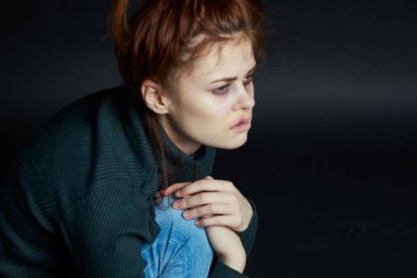 Üzgün kadın tatminsizliği depresyonu yaralar.