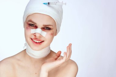 Kadın estetik ameliyat, çıplak omuzlar, hafif arka plan.