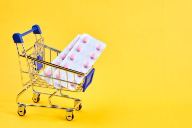 Uyuşturucu yük arabaları servis teslimatları eczanenin sarı arka planı
