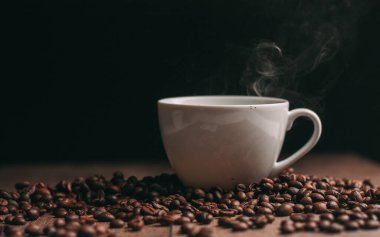 Doğal kahve espresso yukarıdan canlandırıcı bir içecek manzarası.