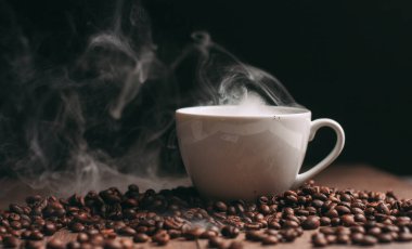 Taze demlenmiş bir fincan kahve kafein deseni.