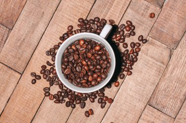 Bir fincan kahve Sıcak içecek Tahta taneler ahşap masa döküldü