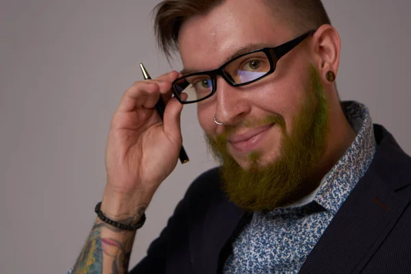 Retrato de un hombre de negocios con gafas con barba posando como funcionario — Foto de Stock