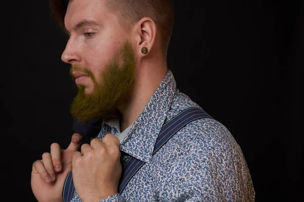 턱수염우아 한 남성의우아 한 스타일의 셔츠어두운 배경 — 스톡 사진