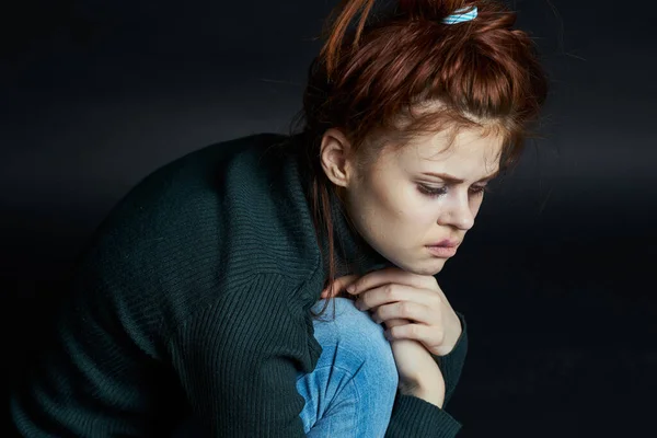 Ledsen kvinna missnöje slå blåmärken depression — Stockfoto