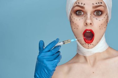 Bir kadının portresi estetik yüz cerrahisi kliniği vücut bakımı tecrit edilmiş arka plan