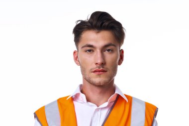 Turuncu yelek giyen mühendis profesyonel poz veriyor.