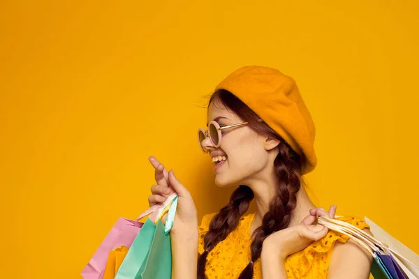 漂亮女人购物娱乐生活方式黄色背景 — 图库照片