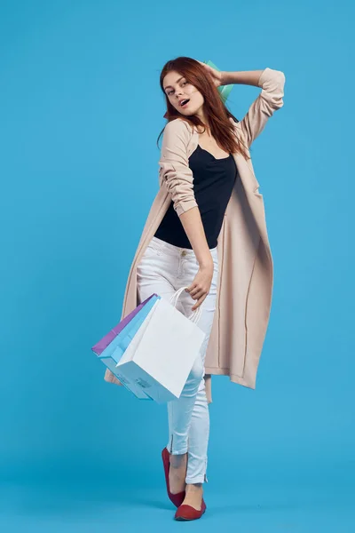 Hezká žena s pestrobarevnými tašky představuje izolované pozadí — Stock fotografie