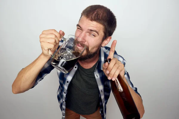 Бородатый мужчина пьет пиво алкоголь эмоции стиль жизни — стоковое фото