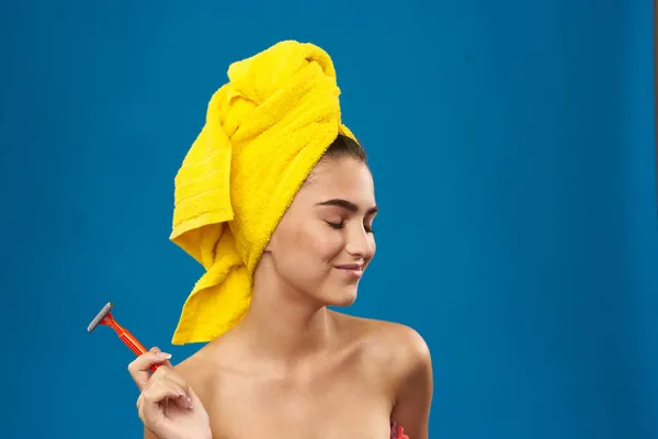 Bela mulher nua ombros limpo pele barbear chuveiro — Fotografia de Stock