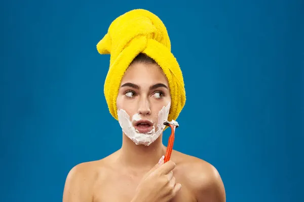 Csinos nő borotva a kézben bőrápolás higiénia kék háttér — Stock Fotó
