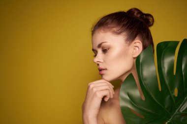 Güzel kadın palmiye yaprağı çıplak omuzlar izole edilmiş arka plan