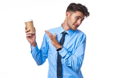 İş adamları kahve fincanı ofis ışığı arka planı pozu