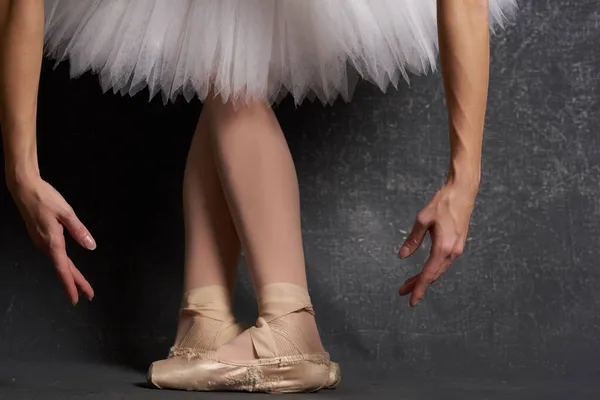 Bailarina dança desempenho movimento pernas de perto — Fotografia de Stock