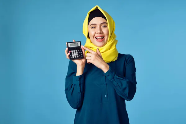妇女在黄色头巾技术计算器工作财务 — 图库照片