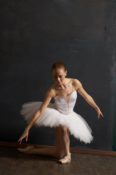 Mulher bailarina em branco tutu desempenho graça dança — Fotografia de Stock