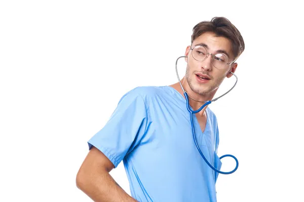 Uomo in uniforme medico trattamento sanitario stetoscopio esame isolato sfondo — Foto Stock