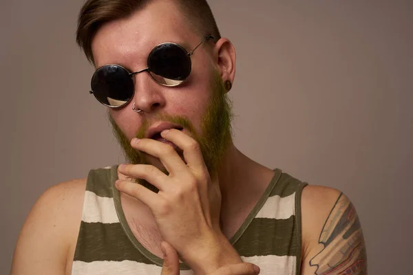 Homme barbu portant des lunettes de soleil posant des émotions fond isolé — Photo