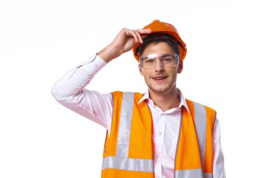 İş üniformalı adam turuncu kask güvenlik profesyonel işi