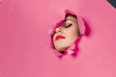 Neşeli kadın posteri, pembe arka plan ve kırmızı dudaklar.