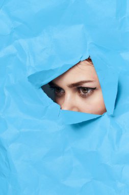 Kadınların yüzleri mavi modelleri delip geçer.