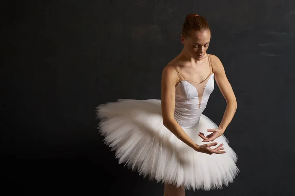 Bailarina em um branco tutu dança desempenho silhueta fundo escuro — Fotografia de Stock