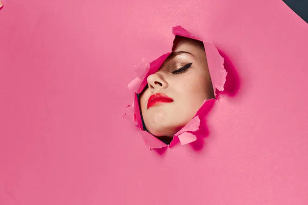 Mulher alegre cartaz buraco fundo rosa e lábios vermelhos — Fotografia de Stock