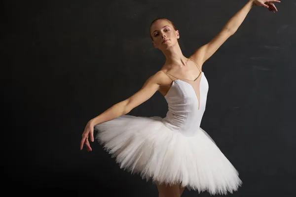 Bailarina em um branco tutu dança desempenho silhueta fundo escuro — Fotografia de Stock