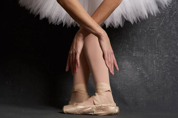 Bailarina dança desempenho movimento pernas de perto — Fotografia de Stock