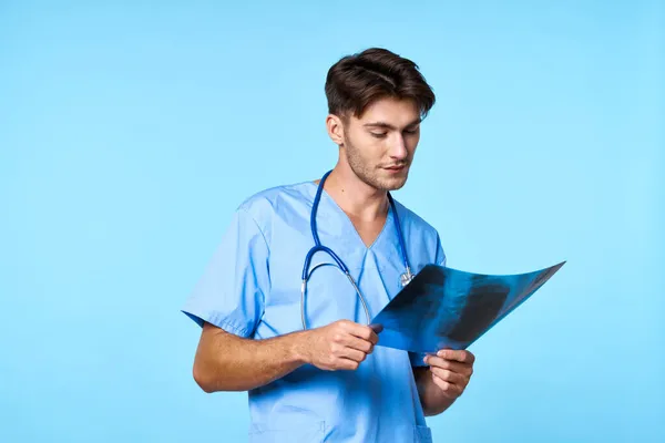 Medico maschio diagnostica a raggi x stetoscopio esame lavoro sfondo blu — Foto Stock