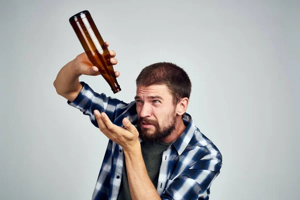 Homem barbudo alcoolismo problemas emoções depressão Estilo de vida — Fotografia de Stock