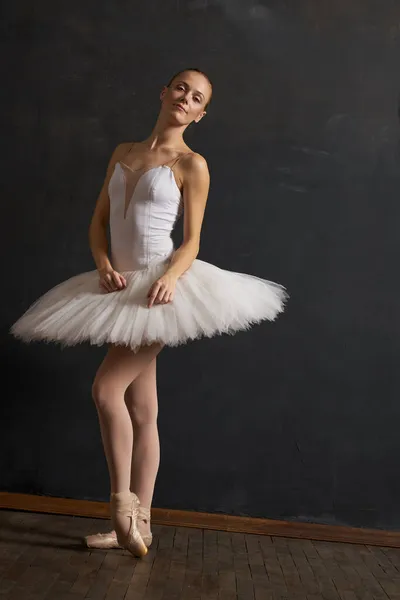 Mulher bailarina em branco tutu desempenho graça dança — Fotografia de Stock