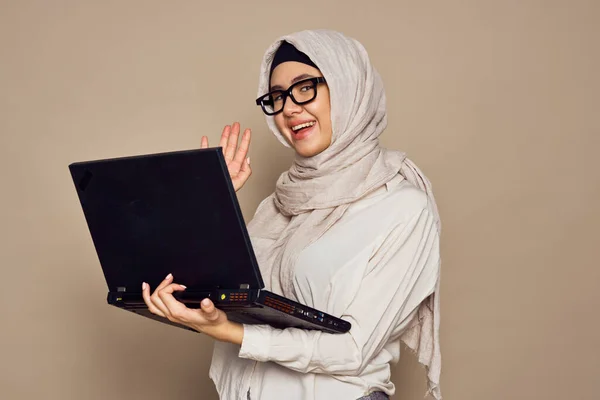 拥有笔记本电脑工作学习技术的穆斯林妇女 — 图库照片