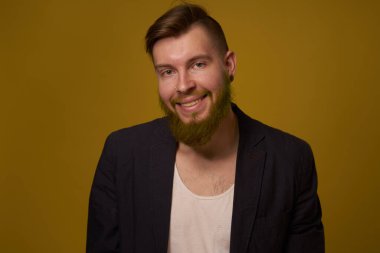 Sakallı adam moda saç stili ceket kendine güven pozu veriyor.