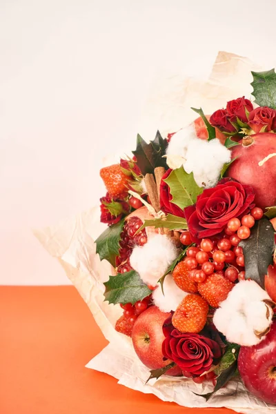 Frutas vitaminas decoração romance presente comida rosa fundo — Fotografia de Stock