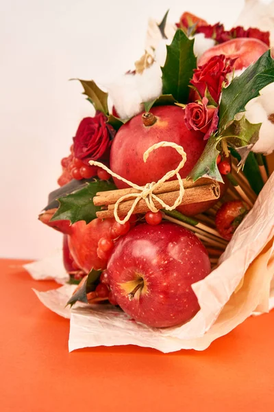 Frutas vitaminas decoração romance presente comida rosa fundo — Fotografia de Stock
