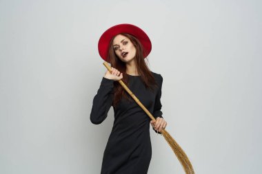 Kırmızı rujlu kırmızı şapkalı cadı korku tatili