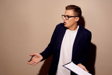 yönetici resmi başarı ofis bej arkaplan