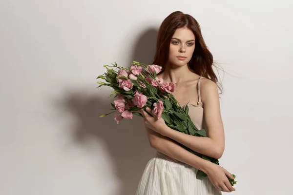 Jolie femme rose fleur bouquet mode été Studio Modèle — Photo