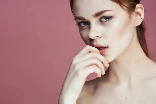 Женщина с голыми плечами очарование косметики розовый фон позируя — стоковое фото