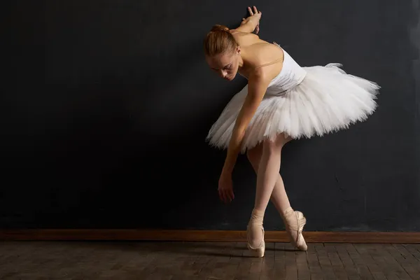 Bailarina dança desempenho clássico escuro fundo tradição — Fotografia de Stock