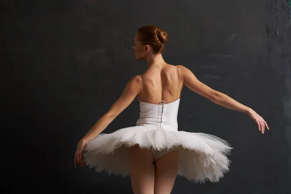 Bailarina danza rendimiento clásico oscuro fondo tradición — Foto de Stock