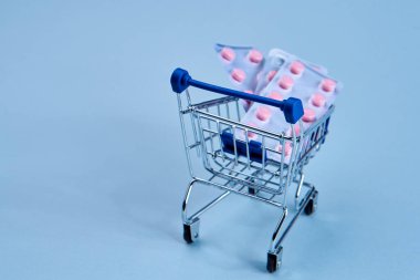 Eczane ilaçlarından alışveriş yapan bir tramvayda bir paket hap.