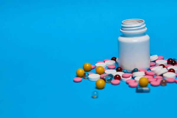 Antibióticos químicos Productos farmacéuticos medicamentos jeringa ayuda de primer plano — Foto de Stock