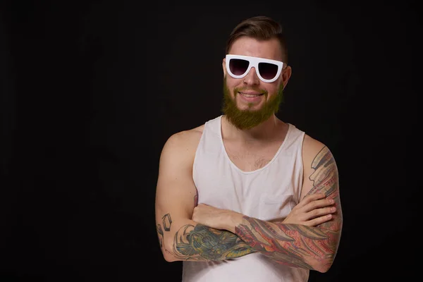 Bebaarde macho man in wit t-shirt zonnebril mode tatoeages — Stockfoto